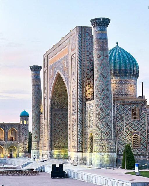 ‘’Tutto quello che ho udito di Marakanda (Samarcanda) è vero, tranne il fatto che è più bella di quanto immaginassi’’
Alessandro Magno 

Secoli dopo, non posso che essere d’accordo. Samarcanda innamora. A prima vista ♥️

📍Samarcanda, Uzbekistan 🇺🇿 

Asia centrale 
Viaggio in Uzbekistan 
Samarcanda cosa vedere 
Piazza Registan 

#audreyinwonderland #traveldiary #carodiario #viaggione #tramonti #uzbekistan #uzbekistan_insta #uzbekistantravel #uzbekistanofficial #centralasiatravel #samarcanda #samarkand #samarkand_times #registansquare #piazzaregistan #registan #viadellaseta #thesilkroad