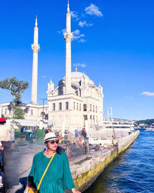 “Se a un uomo venisse concessa la possibilità di un unico sguardo sul mondo, è Istanbul che dovrebbe guardare”
Alphonse de Lamartine

Una me imperfetta ma felice nel mio posto più del cuore di tutti ♥️ 

Istanbul 
Cosa vedere a Istanbul
Moschea di Ortakoy 

#audreyinwonderland #traveldiary #carodiario #viaggione #turchia #istanbul #istanbuldüğünfotoğrafçısı #istanbultravel #traveller_stories #istanbulphotos #ortaköy #ortakoy